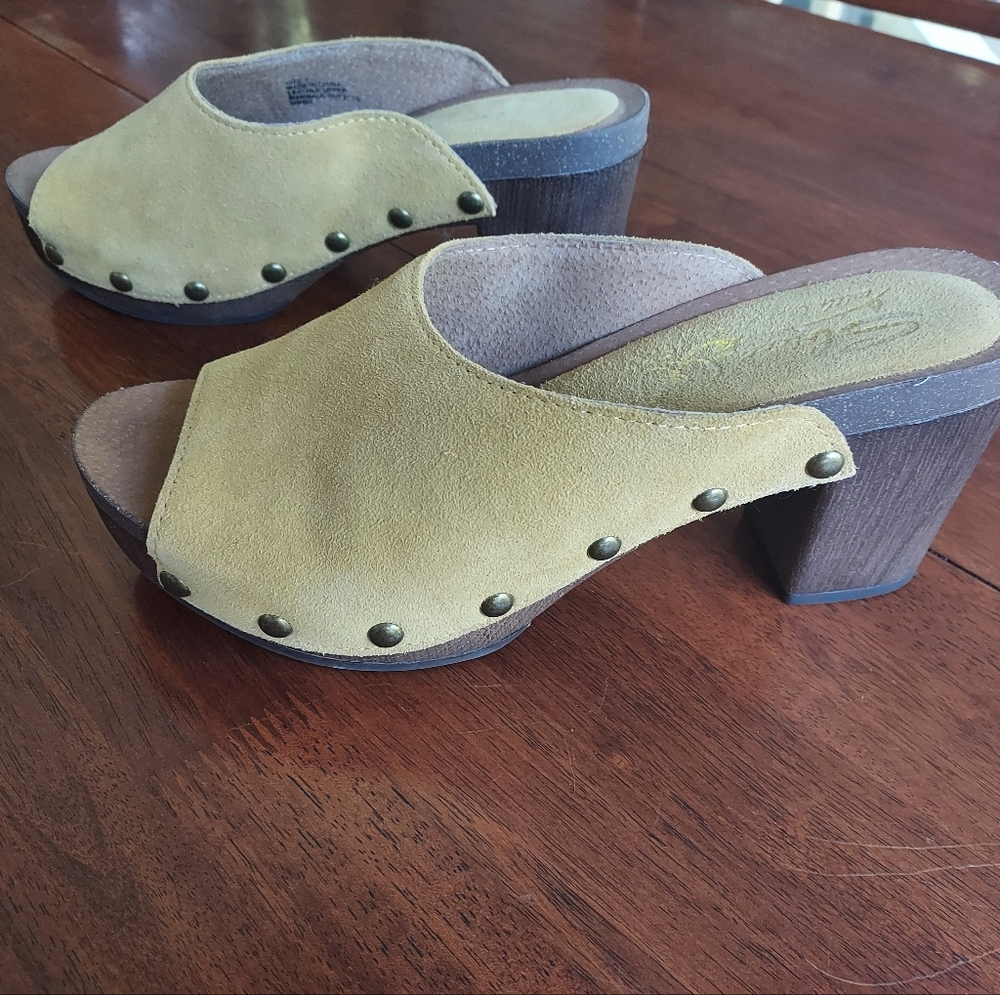 NWOT Yellow / Mustard Sbicca Women's Suede Crowley Heeled Sandal / Clog; Size 10